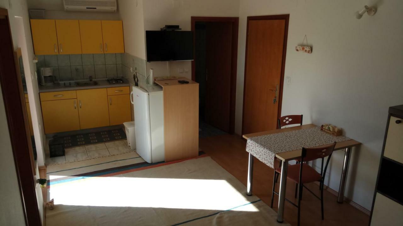 Apartments Stivic Пинезичи Экстерьер фото